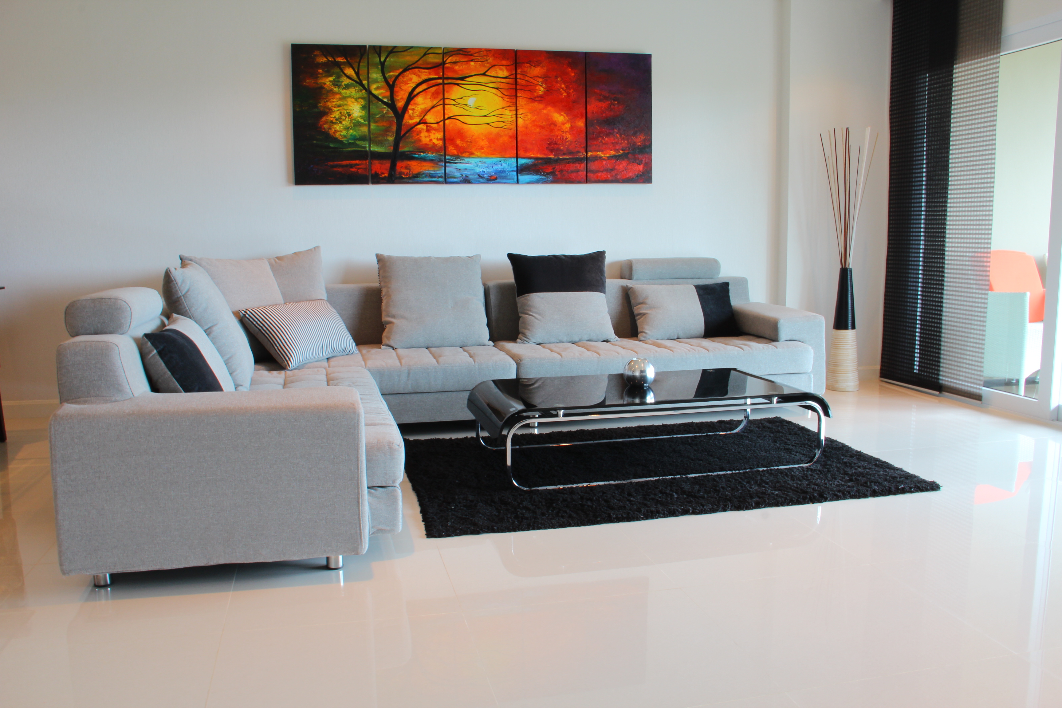 Spacious living room 